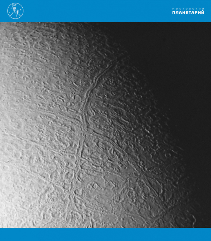  Тритон. Участок поверхности, напоминающий дынную корку. Фото КА «Вояджер-2», 1989 г. 