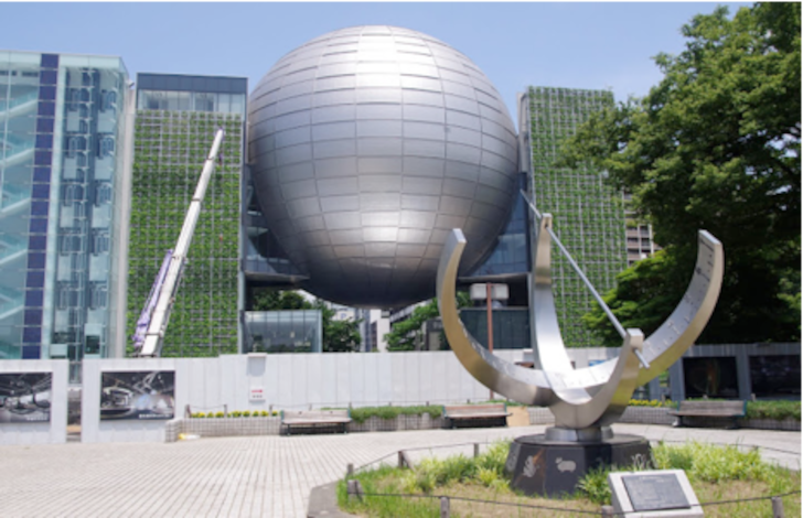  Это фото планетария Nagoya City Science Museum. Он рассчитан на 350 мест, а диаметр его купола составляет 35 метров. В 2011 году Японский планетарий Nagoya City Science Museum был официально признан самым большим в мире и занесён в Книгу рекордов Гиннеса. 