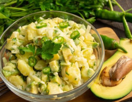 Салат с авокадо, луком и картофелем
