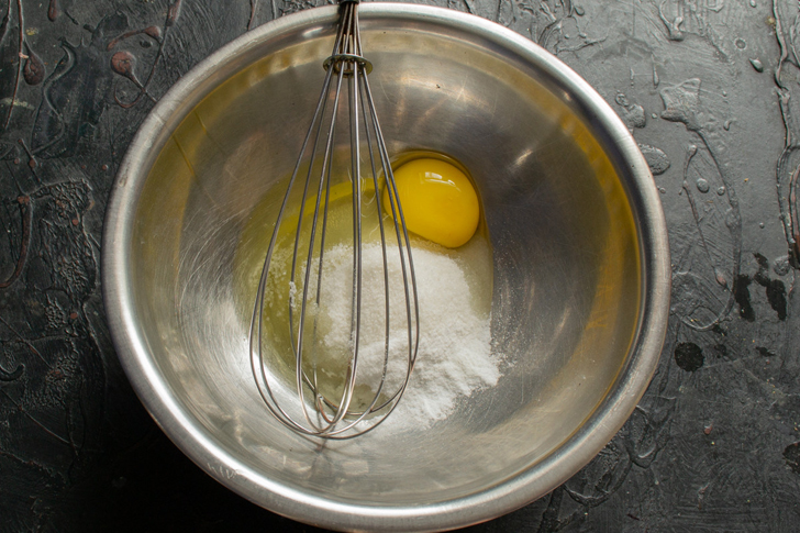 Готовим крем пломбир. Разбиваем в миску или сотейник яйцо