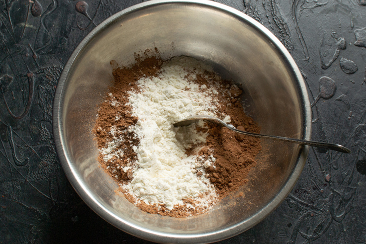 Смешиваем пшеничную муку с какао-порошком