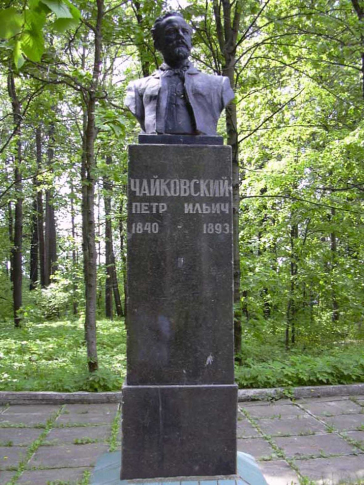 Памятник П. И. Чайковскому