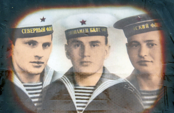 С лева на право: Николай, Валерий и Александр Индюшкины