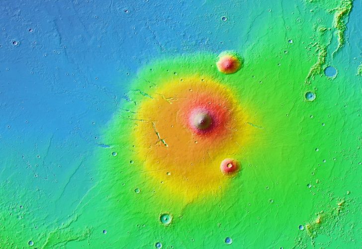 Топографическая карта Элизия и его окрестностей, полученная с помощью зонда Mars Global Surveyor (NASA). В центре находится щитовой вулкан гора Элизий, выше - вулкан купол Гекаты, ниже – вулкан купол Альбор.