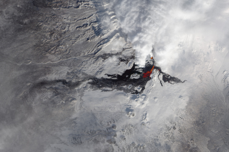 Трещинное извержения вулкана Толбачик (Камчатка),14.01.2013 г. Снимок КА Earth Observing-1 (фото: earthobservatory.nasa.gov) 