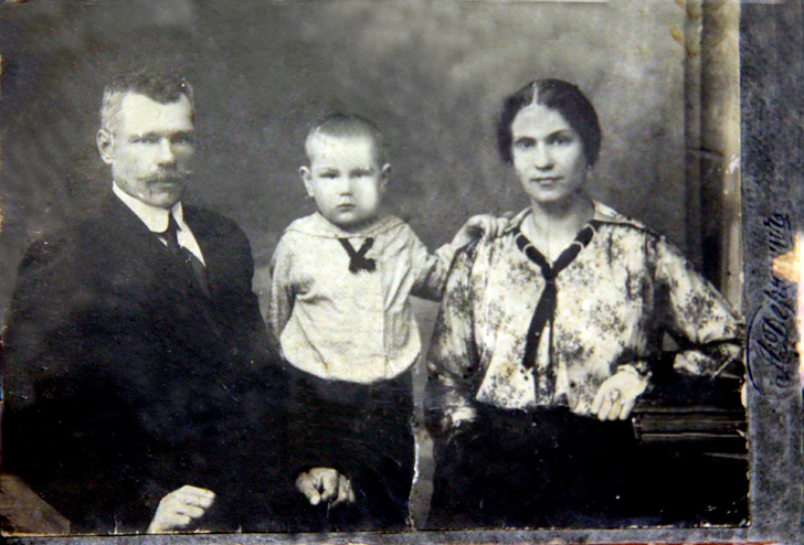 Аркадий Анисимович Тябликов, Вера Андреевна (дочь Андрея Кузнецова) и сын Борис (1914 год рож.)