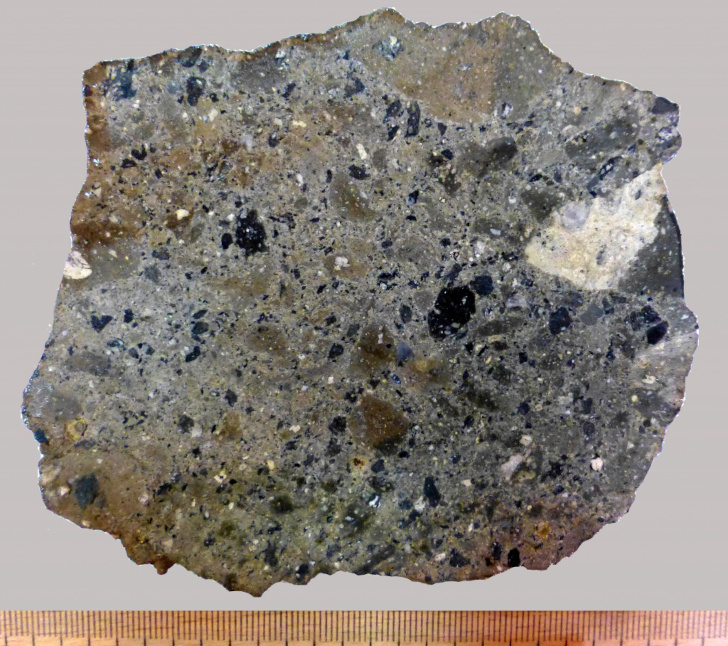  Попигайская астроблема. Горная порода – зювит, содержит импактные алмазы – лонсдейлиты. Коллекция Московского Планетария, Лунариум - экспонат «Микроскоп». 