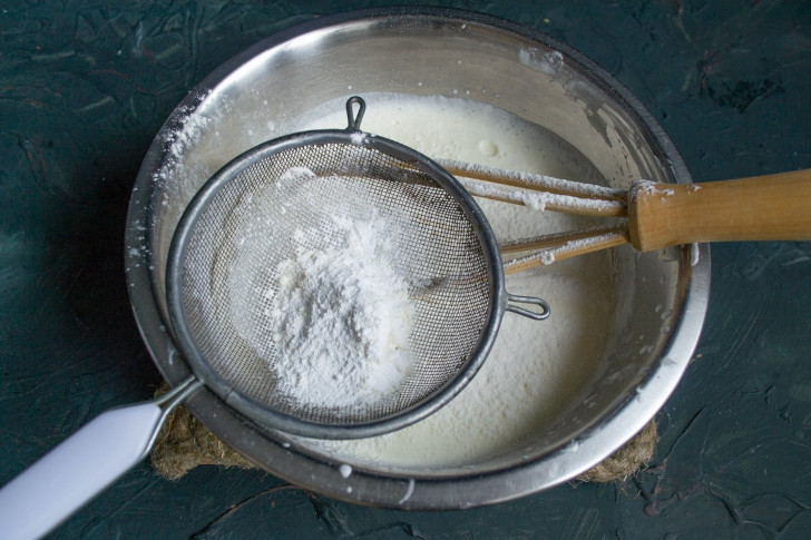 Просеиваем муку с разрыхлителем в миску, замешиваем тесто и добавляем ванильный экстракт