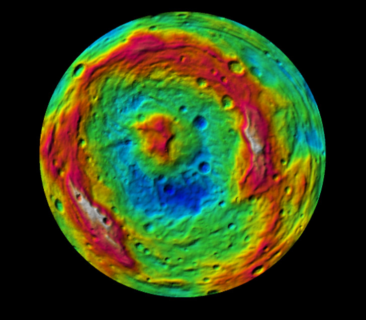  Веста. Кратер Реясильвия, возраст – 2,5 млрд лет. Данные гравиметрии аппарата «Dawn» (NASА), 2011 г. Поднятия – красное, низменности – зелёное, синее. 