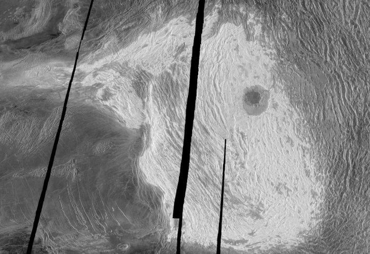 Горы Максвелла (светлая область). Правее и выше центра – кратер Клеопатра. Радарный снимок АМС «Магеллан» (NASA), 1991 г.