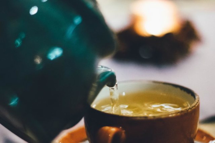 Чай заваривают непосредственно кипятком, настаивая его в течение 10 минут. © Pexels