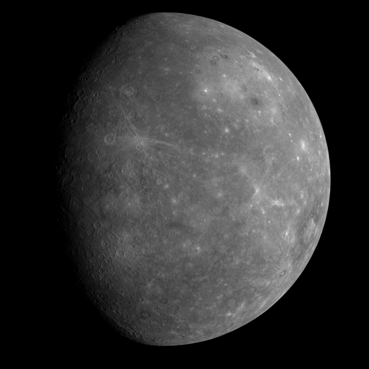 Меркурий. Фото КА «Мессенджер» (НАСА), 2008 г.Равнина Жары — светлая область наверху справа. 