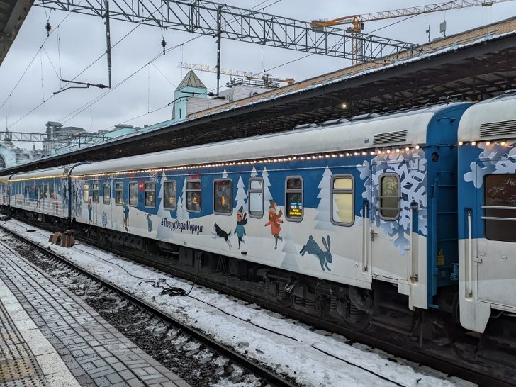 В Москву на два дня прибыл новогодний поезд Деда Мороза с паровозами (фото Олег Д., декабрь, 2022)