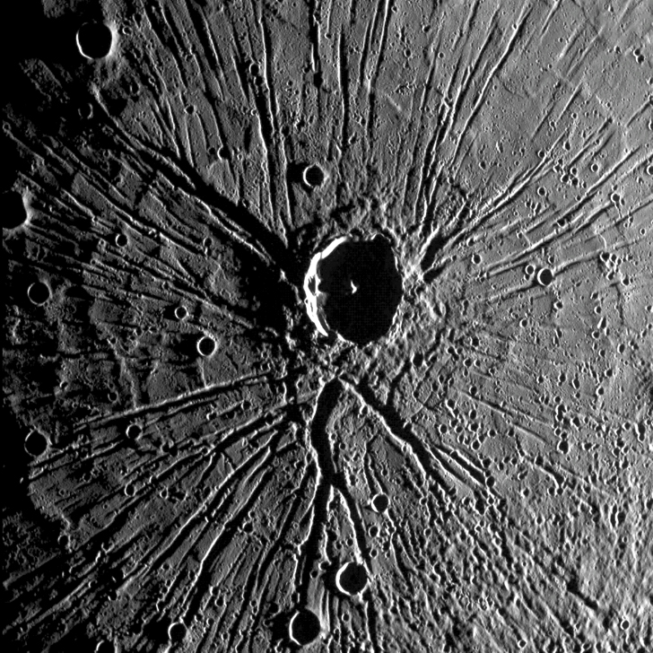 Борозды Пантеон вокруг кратера Аполлодор. Фото КА «Мессенджер», 2008 г. 