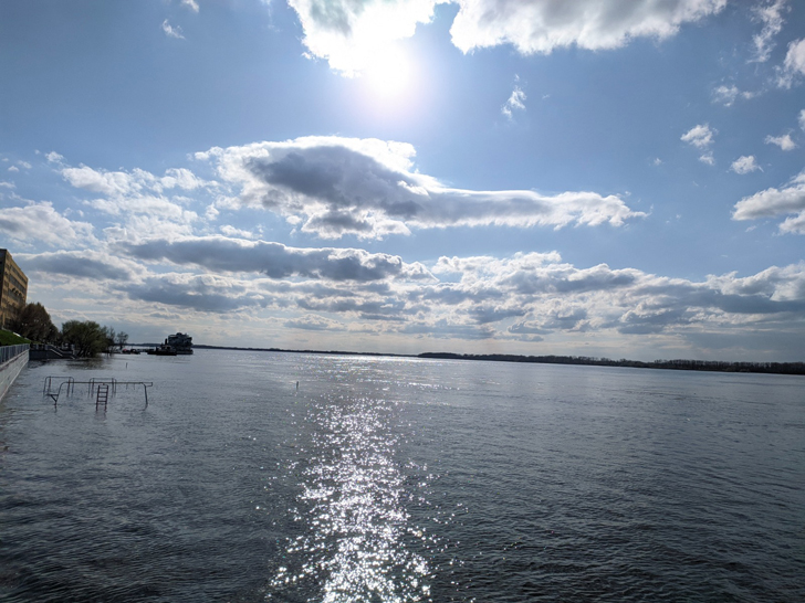 Набережная реки Волга в Самаре (фото Олег Д., апрель, 2022)