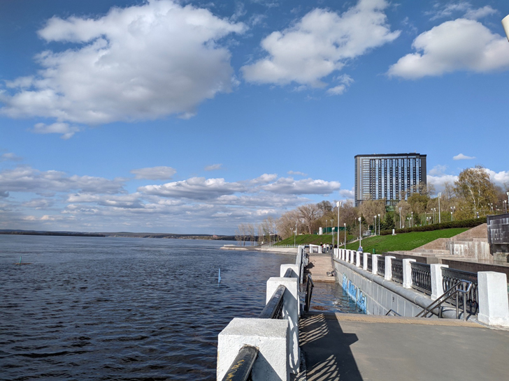 Набережная реки Волга в Самаре (фото Олег Д., апрель, 2022)
