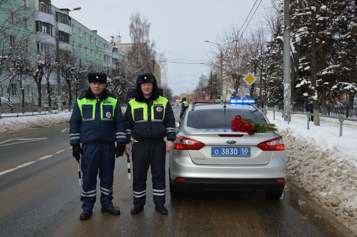 В Клину полицейские и общественники приняли участие в акции «Цветы для автоледи» (г.Клин, март, 2023)