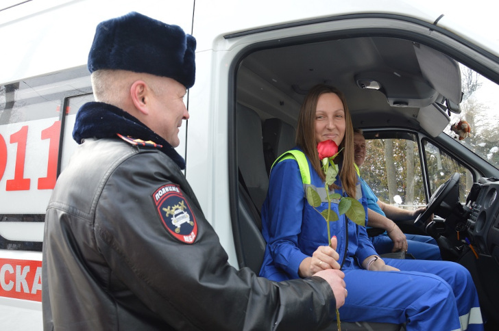 В Клину полицейские и общественники приняли участие в акции «Цветы для автоледи» (г.Клин, март, 2023)