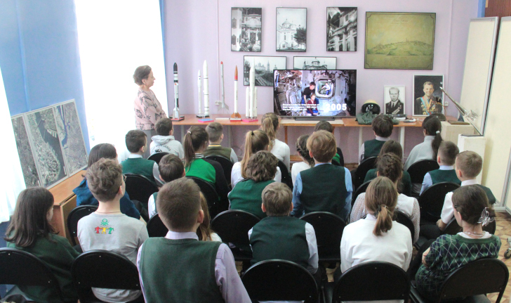 В Клинском краеведческом музее для учащихся школ прошла большая лекция о космосе и космонавтах (фото В.Кузьмин, апрель, 2023)