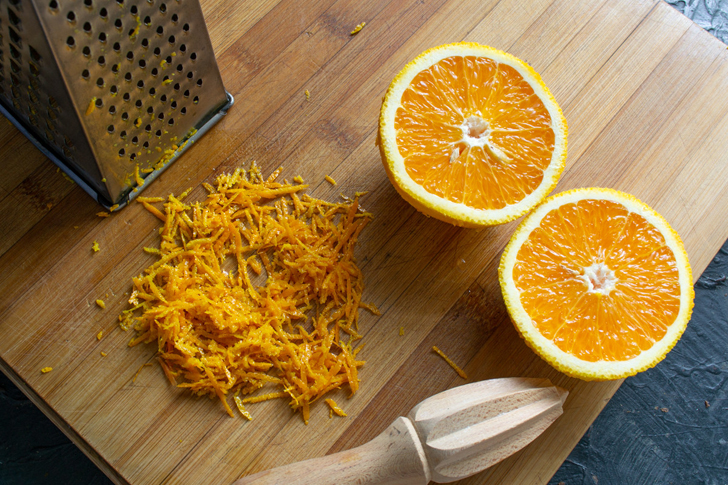 Снимаем тонкий слой оранжевой цедры – трём на тёрке или срезаем овощечисткой.