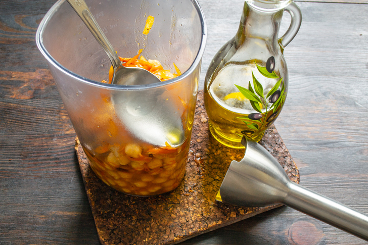 Добавляем 2 столовые ложки вкусного оливкового масла первого холодного отжима.