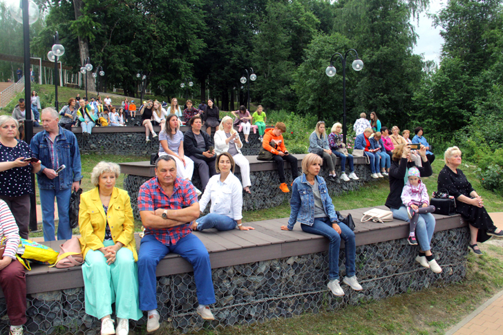 Концерт «Солистов Москвы» в Клину на водной сцене Сестрорецкого парка (фото В.Кузьмин, июнь, 2023)