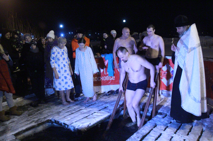 Крещенские купания в усадьбе Демьяново (фото В.Кузьмин, январь, 2023)