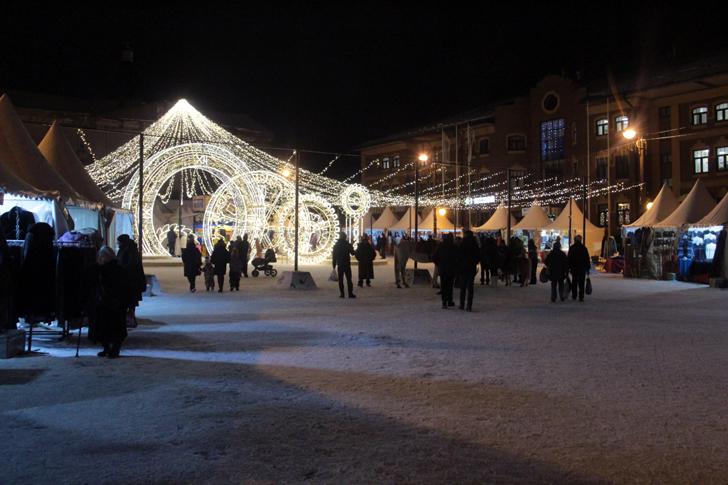 Предновогодняя ярмарка на Советской площади (фото В.Кузьмин, декабрь, 2021)