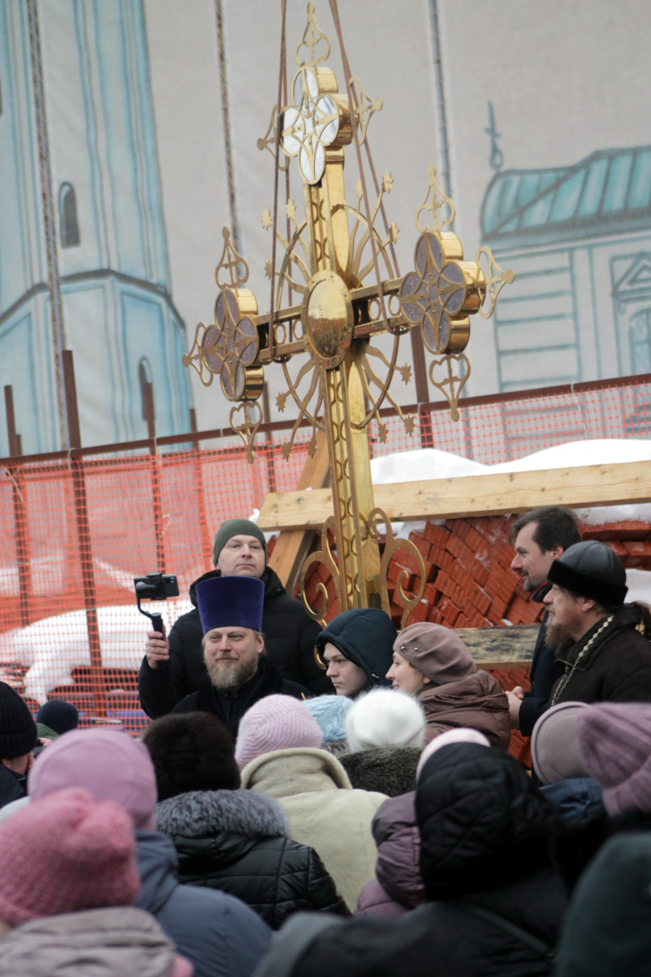 Воздвижение новых крестов на Троицкий собор (фото архива В.Кузьмина)