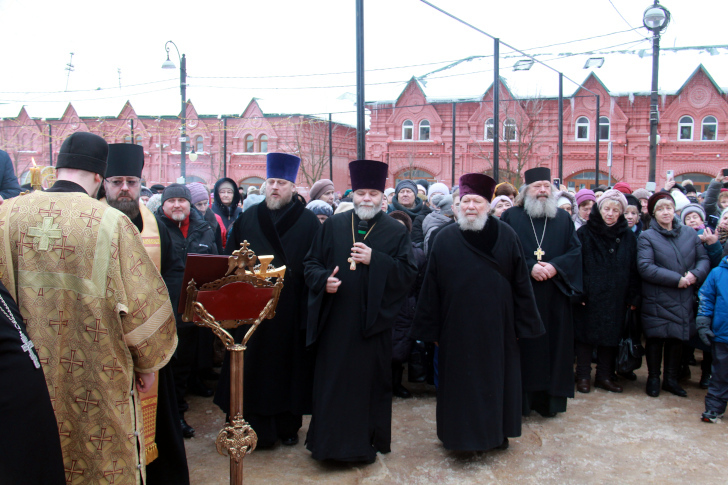 Воздвижение новых крестов на Троицкий собор (фото архива В.Кузьмина)