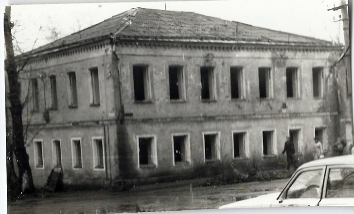 Угловой дом на углу ул. Ленинградской и Гагарина, 1990 год (фото из архива В.Кузьмина)