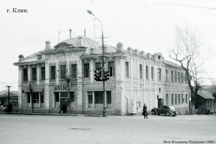12 Дом Орловых (Аптека) – перестроен на основе строения второй половины XIX века, год окончательной постройки (1905 – 1906 годы), Советская площадь