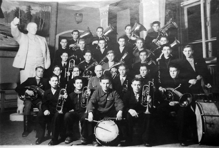 Духовой оркестр в клубе пос. Майданово 1950 г