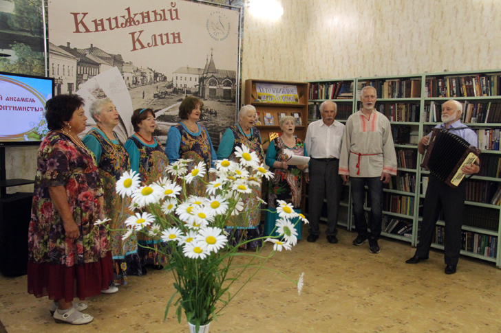 Праздник семейных и любящих в читальном зале городской библиотеки №2 (фото В.Кузьмин, июль, 2023)