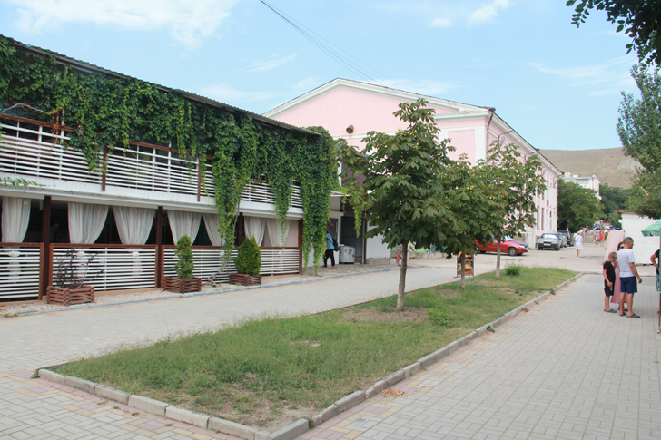 Крым, поселок городского типа Орджоникидзе (фото В.Кузьмин, август, 2022)