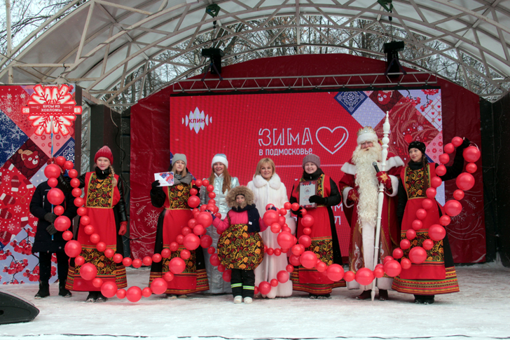 Карнавальная команда «Бусы из Хохломы» (Дед Мороз на клинском, сказочном карнавале, фото В.Кузьмин, декабрь, 2021)