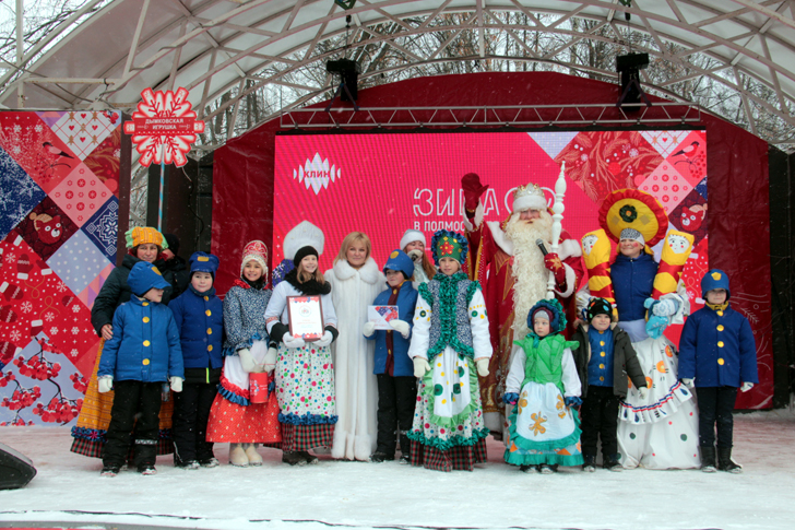 Карнавальная команда «Дымковская игрушка» (Дед Мороз на клинском, сказочном карнавале, фото В.Кузьмин, декабрь, 2021)