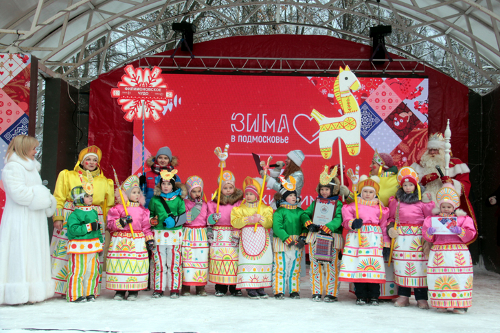 Карнавальная команда «Филимоновское чудо» (Дед Мороз на клинском, сказочном карнавале, фото В.Кузьмин, декабрь, 2021)