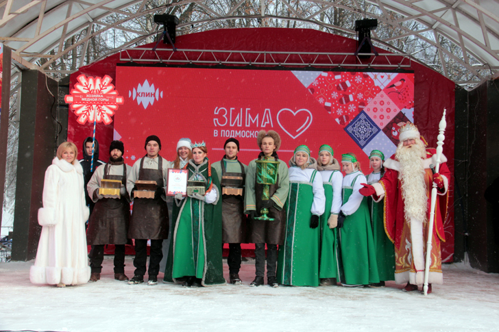 Карнавальная команда «Хозяйка медной горы» (Дед Мороз на клинском, сказочном карнавале, фото В.Кузьмин, декабрь, 2021)