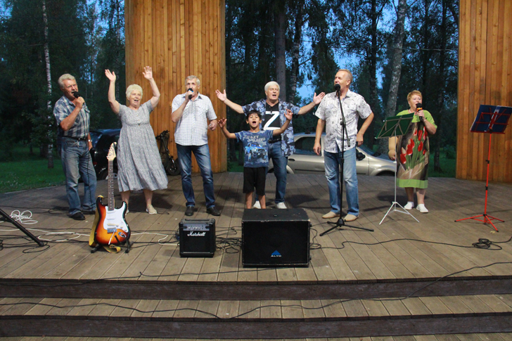Перейти к фото-галерее: Музыкальная преемственность поколений (фото В.Кузьмин, г.Высоковск, август, 2023)