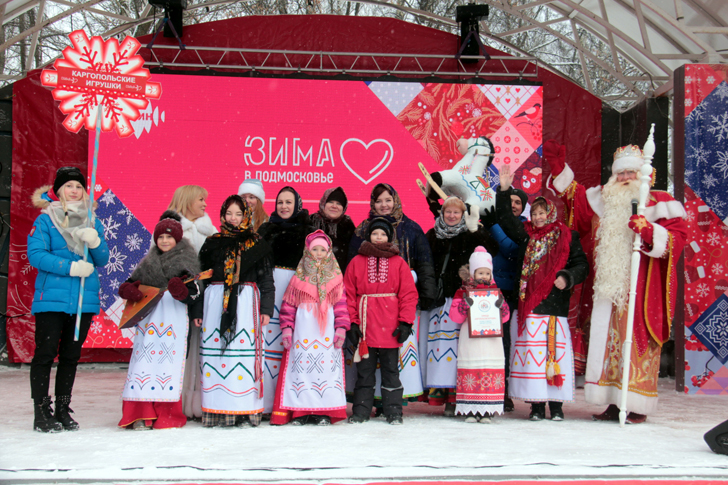 Карнавальная команда «Каргопольские игрушки» (Дед Мороз на клинском, сказочном карнавале, фото В.Кузьмин, декабрь, 2021)
