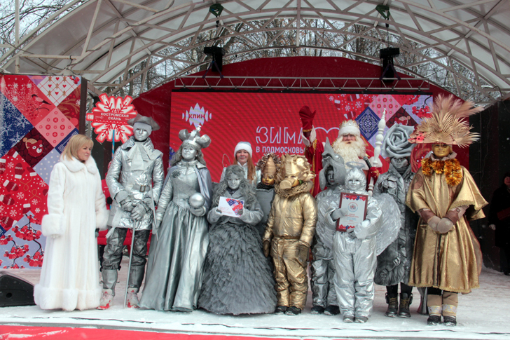 Карнавальная команда «Костромская скань» (Дед Мороз на клинском, сказочном карнавале, фото В.Кузьмин, декабрь, 2021)
