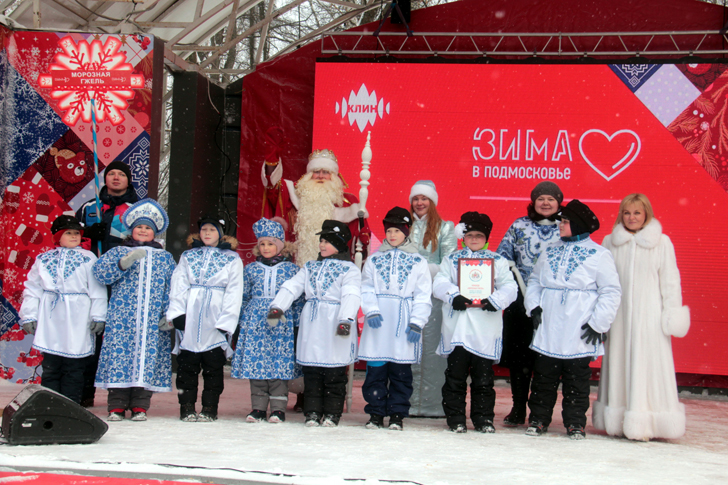 Карнавальная команда «Морозная гжель» (Дед Мороз на клинском, сказочном карнавале, фото В.Кузьмин, декабрь, 2021)
