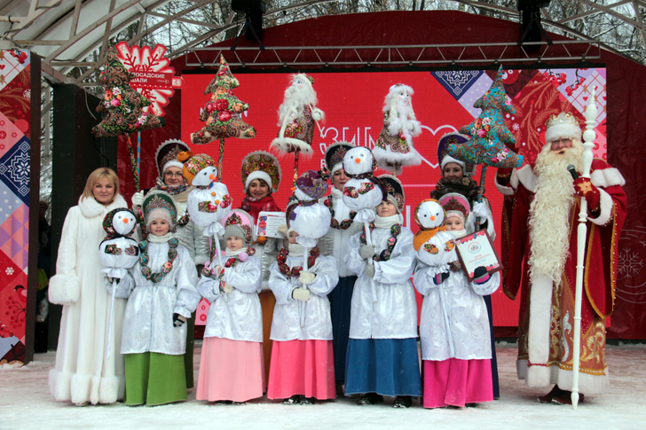 Карнавальная команда «Павло-Посадские шали» (Дед Мороз на клинском, сказочном карнавале, фото В.Кузьмин, декабрь, 2021)