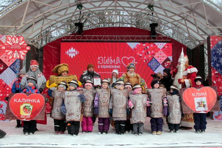 Карнавальная команда «Пряники печатные» (Дед Мороз на клинском, сказочном карнавале, фото В.Кузьмин, декабрь, 2021)