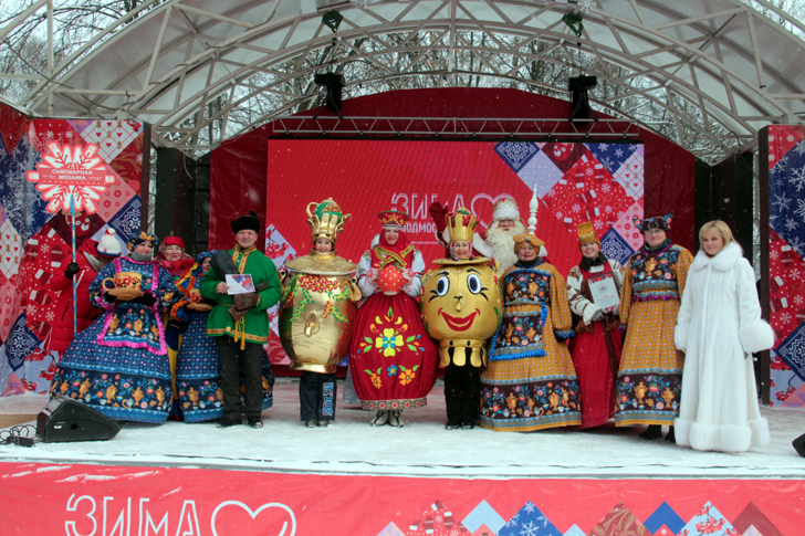 Карнавальная команда «Самоварная мозаика» (Дед Мороз на клинском, сказочном карнавале, фото В.Кузьмин, декабрь, 2021)