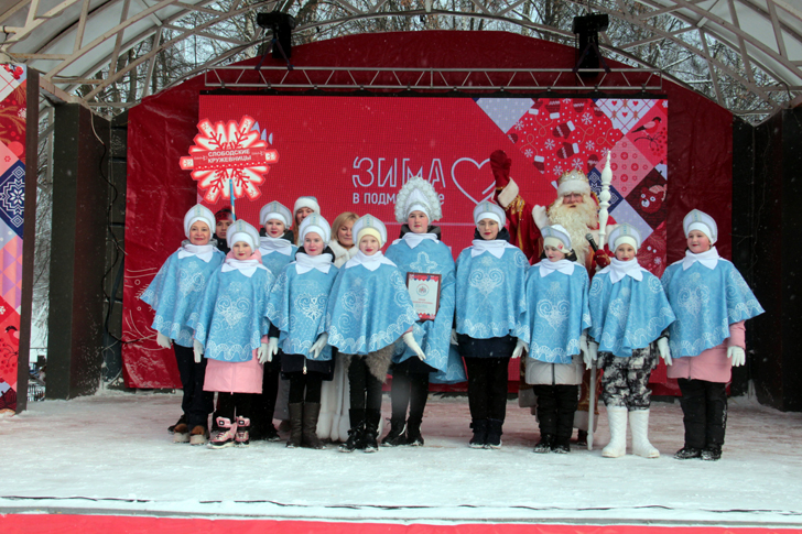 Карнавальная команда «Слободские кружевницы» (Дед Мороз на клинском, сказочном карнавале, фото В.Кузьмин, декабрь, 2021)