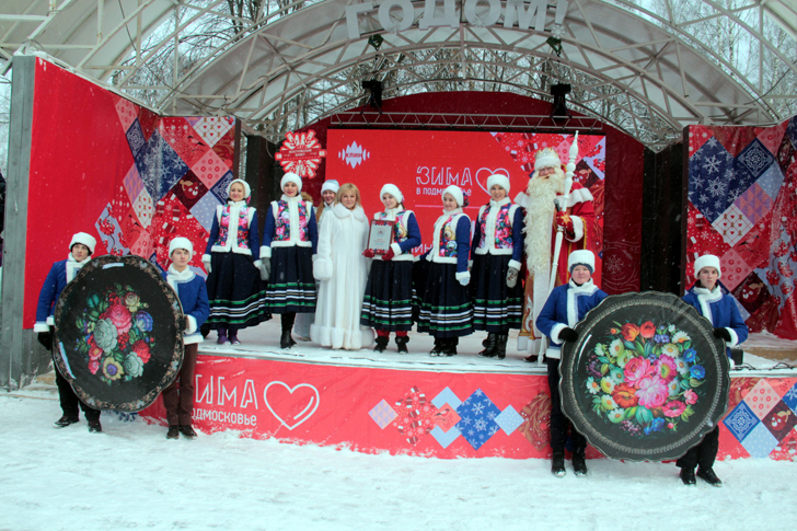 Карнавальная команда «Жостовский букет» (Дед Мороз на клинском, сказочном карнавале, фото В.Кузьмин, декабрь, 2021)