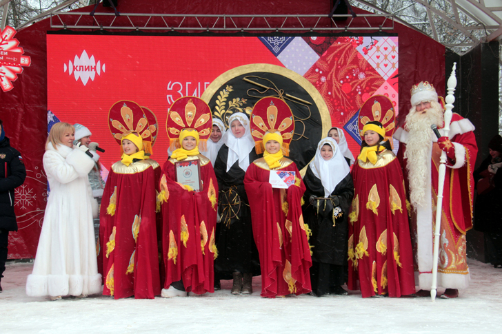 Карнавальная команда «Златошвеи Акулины» (Дед Мороз на клинском, сказочном карнавале, фото В.Кузьмин, декабрь, 2021)