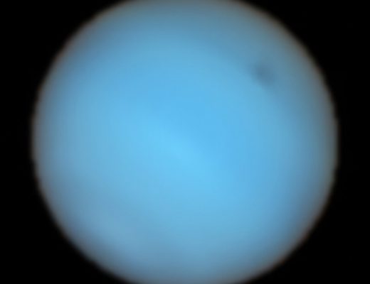 Снимок Нептуна и темного пятна в его атмосфере в естественных цветах. Credit: ESO/P. Irwin et al.